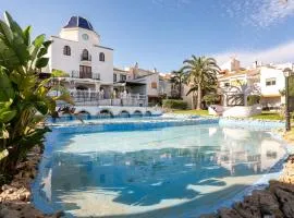 Casa en la playa con piscinas costa