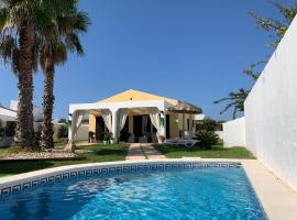 Chalet con piscina en Menorca, Hotel in Cala'n Bosch
