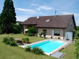 Ferienwohnung mit Pool, ξενοδοχείο σε Straubenhardt