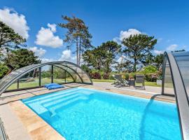 Maison vue mer avec piscine, Hotel in Plouider