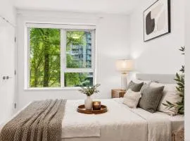 Bright and Cozy 2 Bedroom Townhouse in the Heart of the City