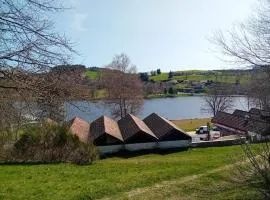 Joli Gîte Rouge Au Bord Du Lac