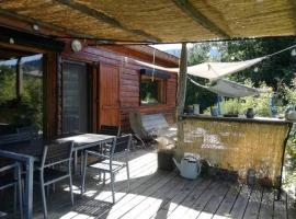 Chalet en bois au nord du Parc National des Cévennes, Hotel in Saint-Étienne-du-Valdonnez