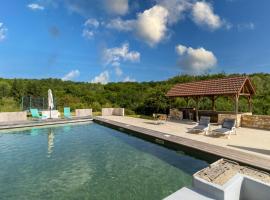 Tiny House, Hotel in Saint-Cernin-de-lʼHerm