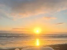 Seaside cozy cottage, 300m walk across the reserve to the beach