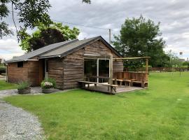 Cabane Au Bord D'un Étang, hotell i Brissac-Quincé
