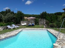 Dans hameau avec piscine privée, готель у місті Castelnau-Montratier