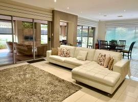 15 Luxury Exec Living Outdoor Oasis 4BR & Parking, Hotel in Singleton