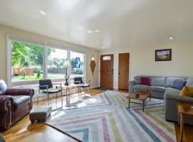Mellow Yellow - 7 Minutes to UO & 4 Minutes to Downtown home