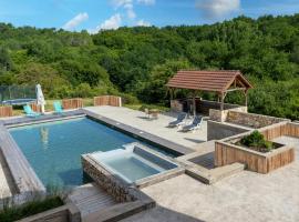 Chalet En Bois, viešbutis mieste Saint-Cernin-de-lʼHerm