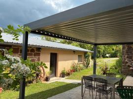 Domaine de Jouani gîte La Charrue โรงแรมในVillecomtal