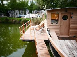 Toue Cabanée Au Bord D'un Etang, hotell i Brissac-Quincé