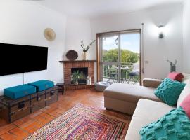 Retro Beach House Moledo, hotel i Moledo