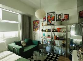 Stylish Condo Near Mall with Pool & Netflix، فندق في Biñan