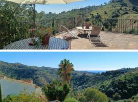 Luxury Spanish Villa with Sea View and Big Terrace, hotel i Moclinejo