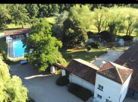 Gîte Des Roties, hotel u gradu Poncins