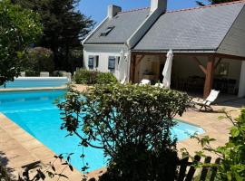 Borgroix Village Maison de famille avec piscine، فندق في Sauzon