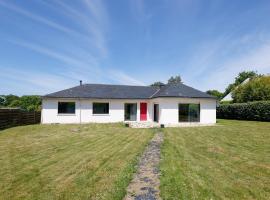 Grande maison familiale proche gr34, hotel a Garlan