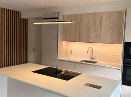 Deluxe home garden and pool optional pm, viešbutis mieste Kortenberg