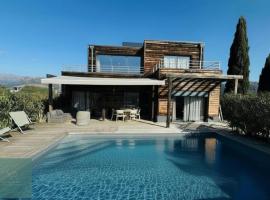 Villa avec piscine chauffée toit-terrasse et clim Proche Pinarellu, khách sạn ở Zonza