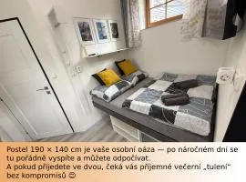 Garsoniéra s výhledem na zámek