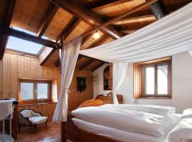 Stone House of the year 1500, hotel a Moltrasio