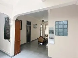 Large 4BR White House in Bogor near Botanic Garden & Toll