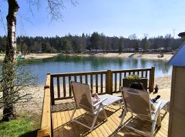 Veluws Meerhuisje luxe gezinschalet aan het water met opgemaakte bedden en handdoeken, hotel di Nunspeet