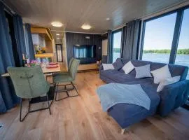 Charmantes Hausboot Brino Woma D13