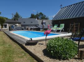 Ti Maen avec piscine chauffée, hotel a Plougonver