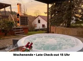 Großes Ferienhaus für 12 -17 Personen mit Whirlpool - Spielzimmer und Garten