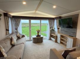 Lakeland 3 Bed, Deluxe Caravan Sleeps 8, hotell i Flookburgh