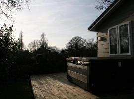 Golden Cross Holiday Park, vacation home in Hailsham
