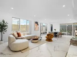 Art Residence - Luxury Coastal Stay in Hillarys
