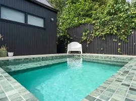 Coastal Noir - Modern Cottesloe Stay