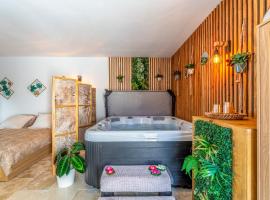 Une parenthèse en luberon, jacuzzi, Hotel in Les Taillades