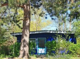 Blauer Bungalow am See mit Boot