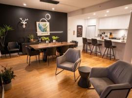 206 - Bright Modern Condo - Pool and River View, Hotel in Baie-Saint-Paul