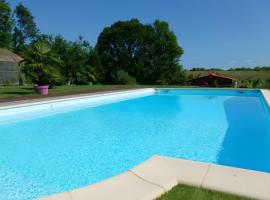 Gite Le Paradis, hotelli kohteessa Pern