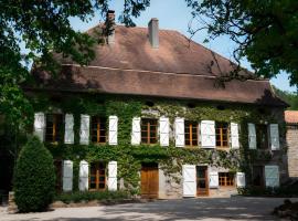 Grand Gite de Charme La Rivière, hotel u gradu Calvignac