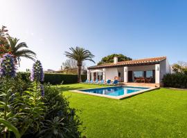 Villa Sonrisa by Escape Home, hotel a Binibèquer