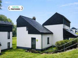 Nature retreat home in Hambachtal Holiday Park, hotell i Oberhambach