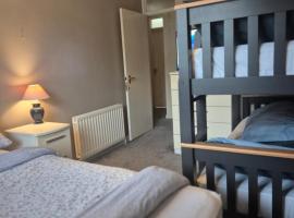 Three bed house with garden, hotel u gradu Redhil