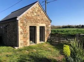 Maisonnette en pierre entre terre et mer