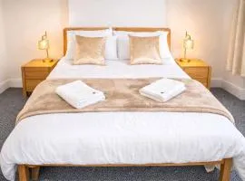 Stylish 4BR for Groups, Sleeps 7, 2 WCs, Free Parking