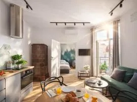 Old Town Apartment with balcony AC WiFi Smart Tv King Size Bed Parking