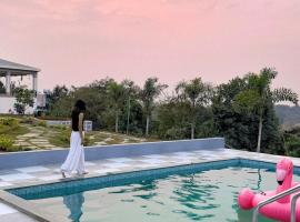 Boho Firefly home with Private Pool at Karjat Vangani, מלון בVangani