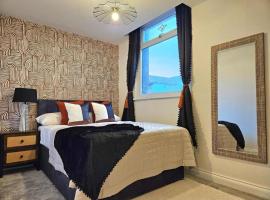 5BR Large House Near Blackpool Beach - Cinema Room - Parking, hotel en Blackpool