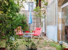 Maison de vacances Fil Rouge, hotel i Saint-Pierre-dʼAurillac
