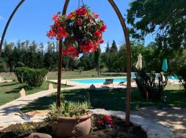 La Miougrano - Chambres d'hôte โรงแรมในPlan-dʼOrgon